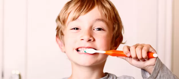 NHỮNG SAI LẦM CHA MẸ GẶP PHẢI TRONG CHĂM SÓC RĂNG TRẺ EM Để trẻ tự chải răng một mình