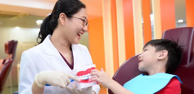 NHỮNG SAI LẦM CHA MẸ GẶP PHẢI TRONG CHĂM SÓC RĂNG TRẺ EM Nha khoa trẻ em tại nha khoa Dr Hùng