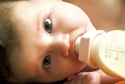 NHỮNG SAI LẦM CHA MẸ GẶP PHẢI TRONG CHĂM SÓC RĂNG TRẺ EM Cho trẻ bú bình về đêm là 1 trong những sai lầm trong chăm sóc răng trẻ em