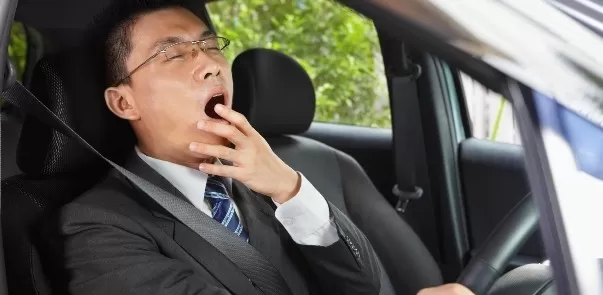 Ngủ ngáy là bệnh gì và tác động như thế nào đến sức khỏe? Việc ngáy nhiều khiến bạn buồn ngủ vào ban ngày, nghiêm trọng hơn là làm cho bạn ngủ gật khi lái xe