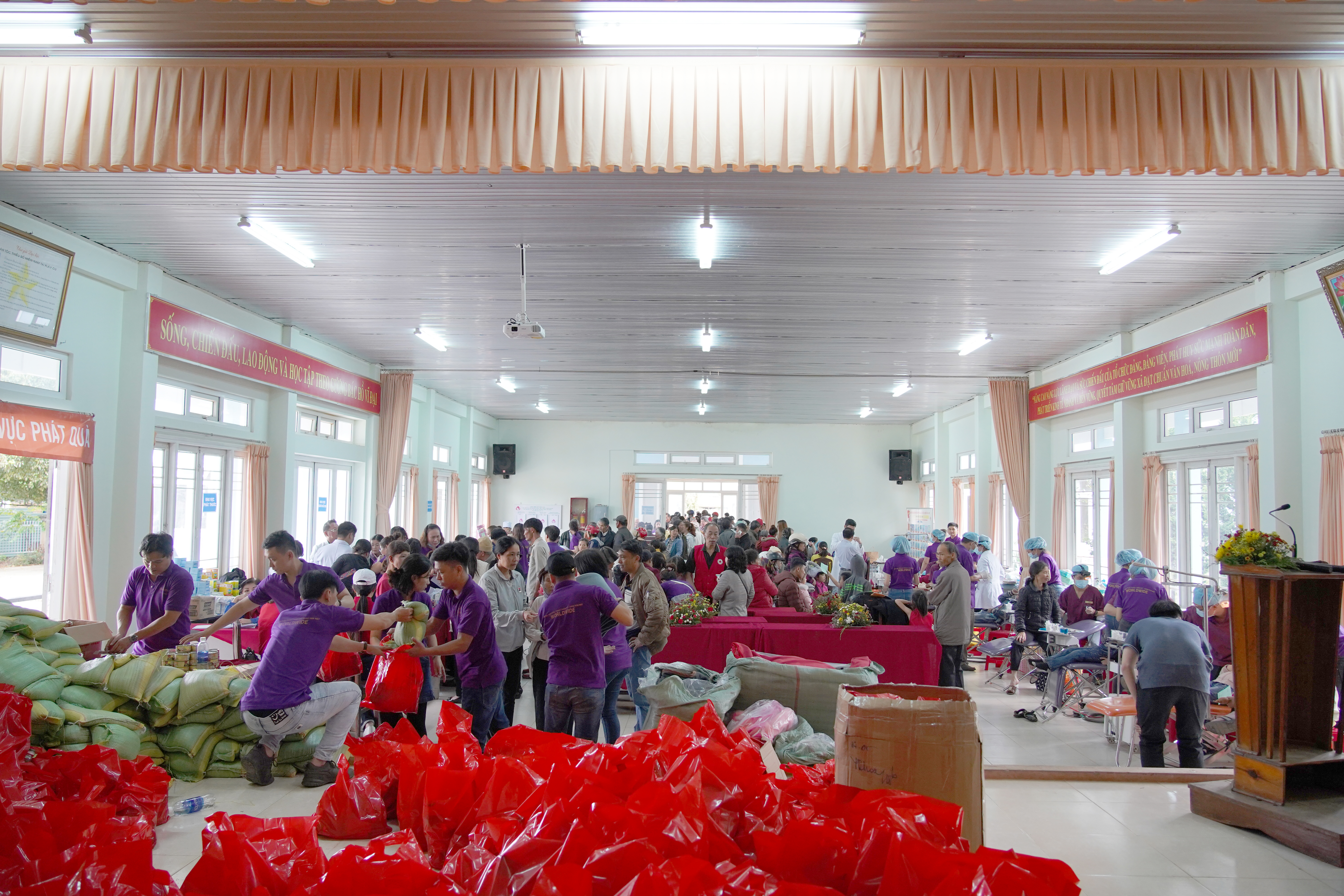 HÀNH TRÌNH THIỆN NGUYỆN "TRAO YÊU THƯƠNG - NHẬN NỤ CƯỜI" WORLDWIDE 10