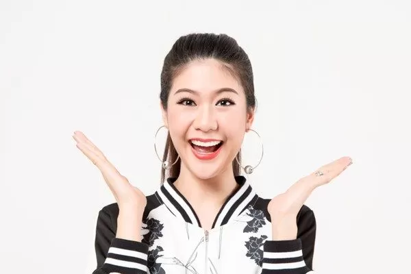 Tìm hiểu những Bí Quyết để có nụ cười đẹp Bạn nên cười thật tươi với mình trước gương vào mỗi sáng thức dậy, cười yêu thương với người thân trong gia đình, cười dịu dàng với em bé hay cụ già đầu ngõ.