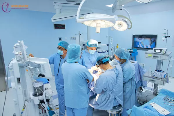 Người mất răng toàn hàm, phải làm sao? Các bác sĩ tại Kubet Worldwide đang tiến hành phẫu thuật cấy ghép Implant cho bệnh nhân.