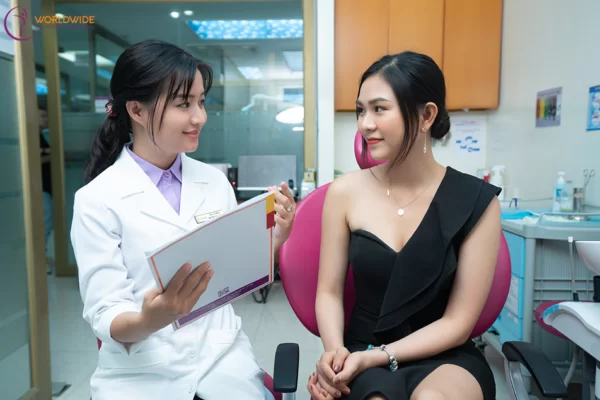 Được và mất khi làm răng sứ thẩm mỹ Bác sĩ khám trên miệng, chụp phim CT Cone Beam kiểm tra và tìm hiểu mong muốn của bệnh nhân trước khi lên kế hoạch điều trị.