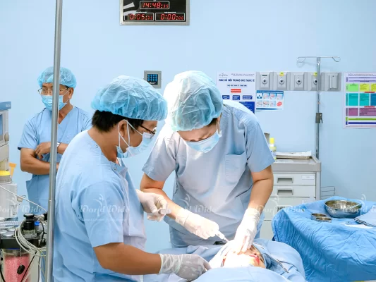 Nâng tầm vẻ đẹp bản thân cùng Tiến sĩ, Bác sĩ Lâm Ngọc Anh Bác sĩ Lâm Ngọc Anh thực hiện phẫu thuật