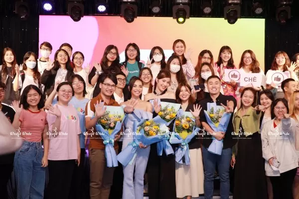 Worldwide đồng hành Workshop “Violence - Bạo lực” tại Đại học Hoa Sen Đại diện Worldwide chụo ảnh lưu niệm cùng các khách mời và các bạn sinh viên