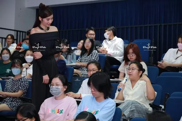 Worldwide đồng hành Workshop “Violence - Bạo lực” tại Đại học Hoa Sen sinh viên chia sẻ câu chuyện trong workshop