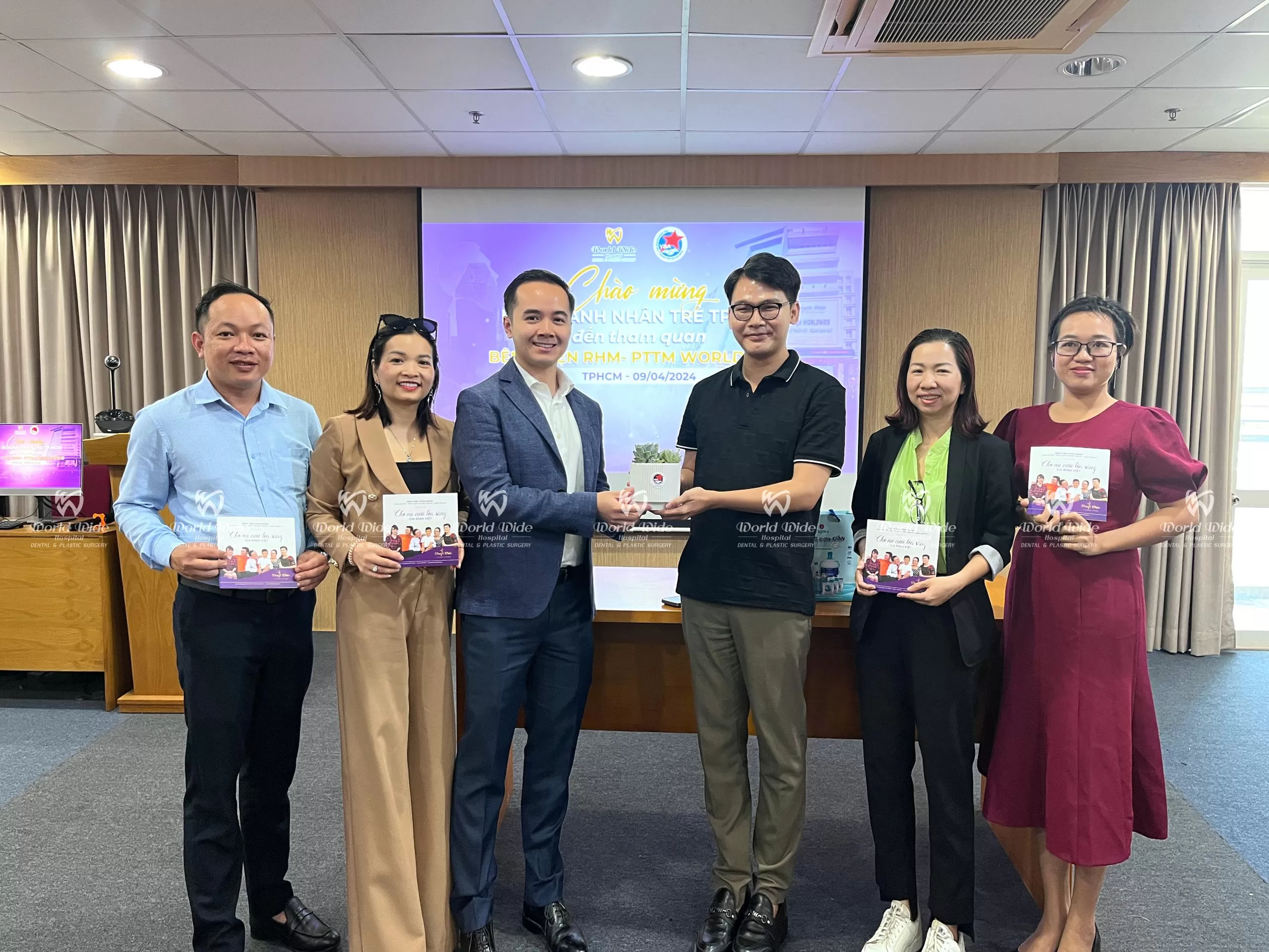 ĐÓN TIẾP ĐẠI DIỆN HỘI DOANH NHÂN TRẺ TP HCM THAM QUAN Kubet WORLDWIDE đại diện đoàn tham quan trao quà tặng cho đại diện Kubet Worldwide