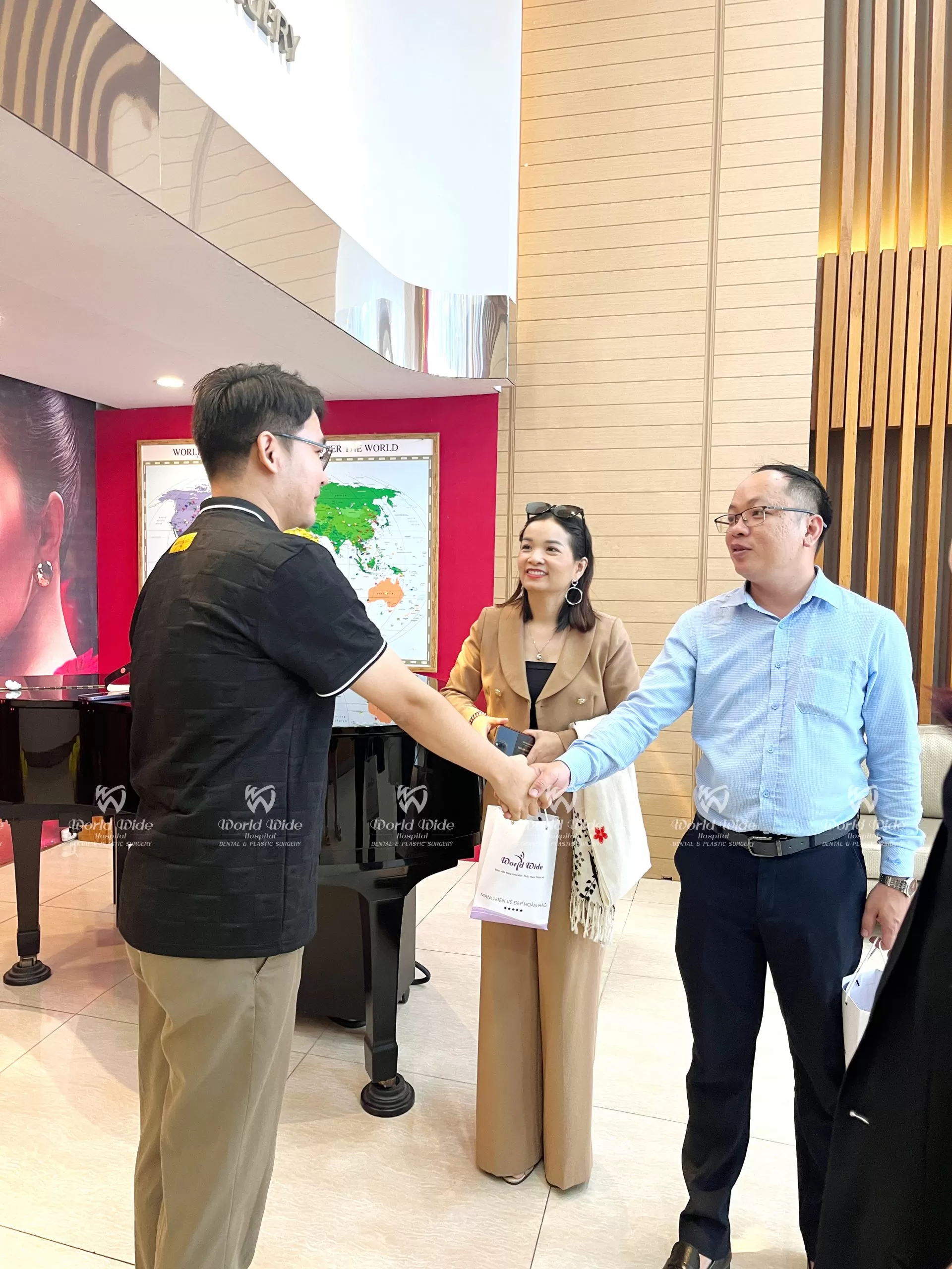 ĐÓN TIẾP ĐẠI DIỆN HỘI DOANH NHÂN TRẺ TP HCM THAM QUAN Kubet WORLDWIDE kết thúc tham quan đại diện của hai bắt tay ra về