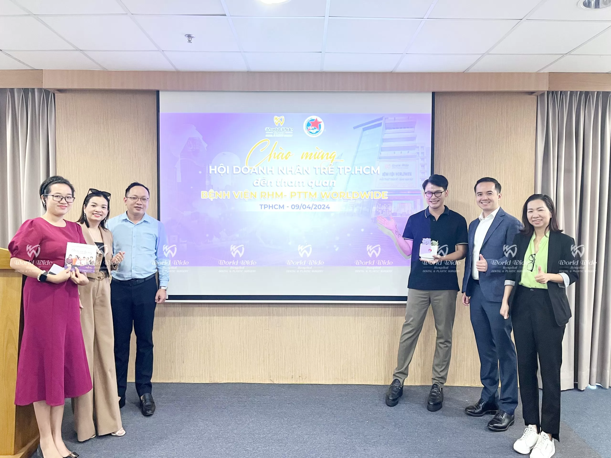 ĐÓN TIẾP ĐẠI DIỆN HỘI DOANH NHÂN TRẺ TP HCM THAM QUAN Kubet WORLDWIDE đại diện đoàn tham quan và Kubet Worldwide chụp cùng background sự kiện
