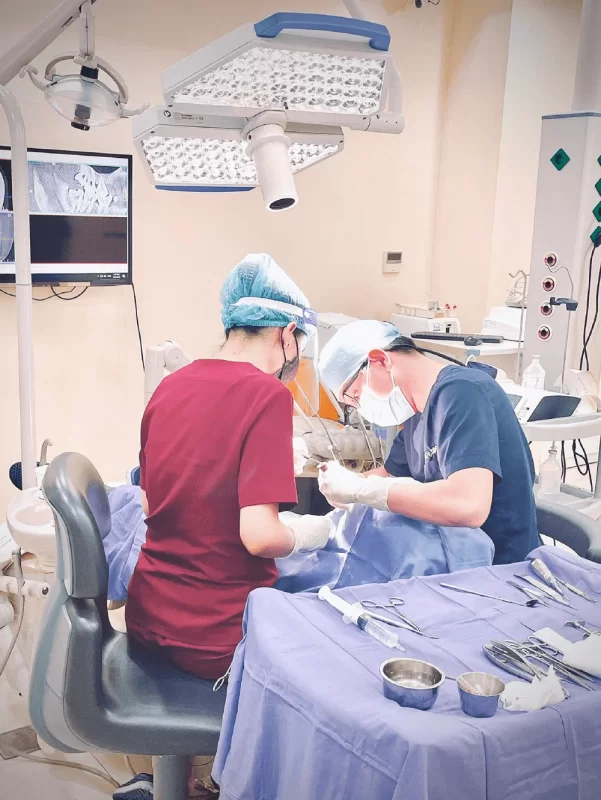 Bác sĩ Nguyễn Thanh Vũ phẫu thuật