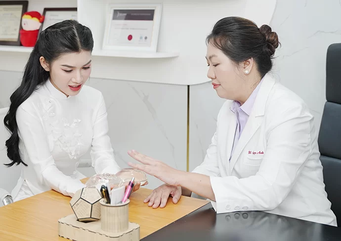 Bác sĩ lâm ngọc anh lam ngoc anh dang kham